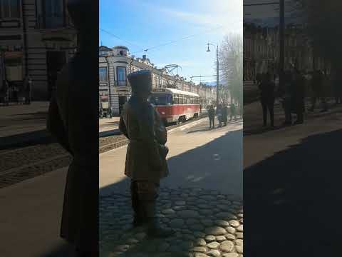 Трамвай едет в центре Владикавказа