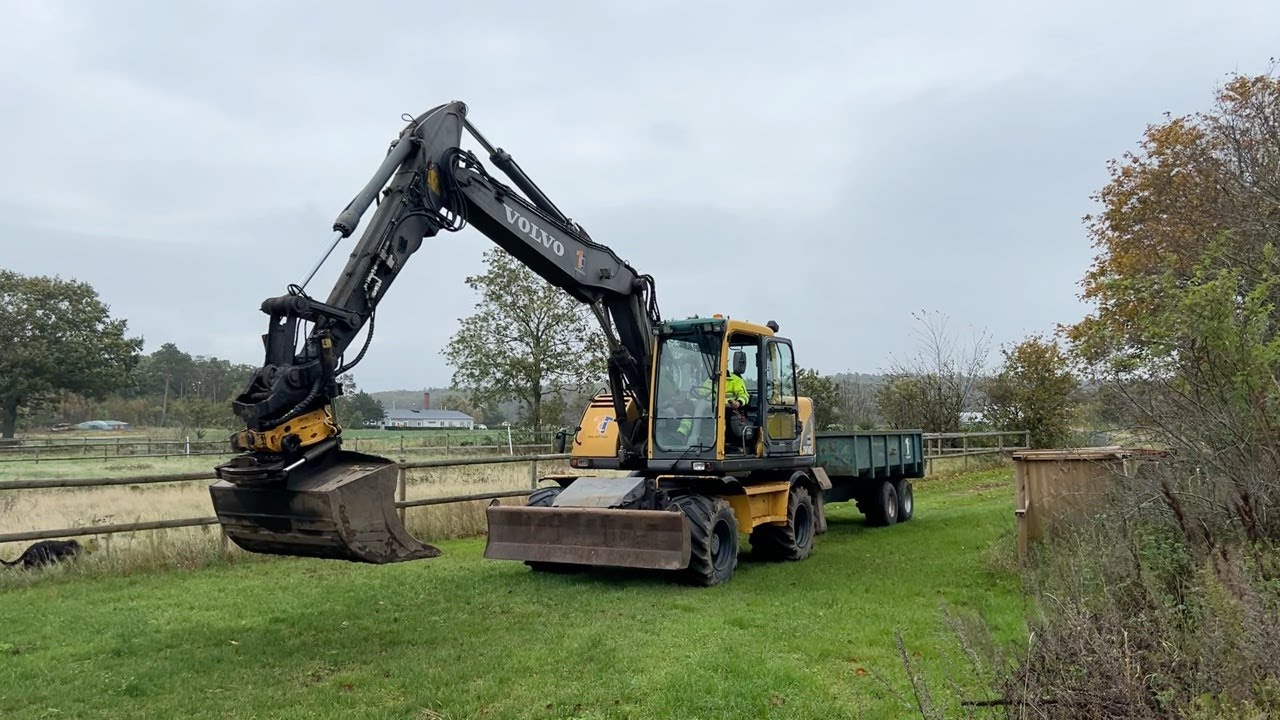 Köp Hjulgrävare Volvo EW160B med tippkärra, tiltrotator och 2 st redskap på Klaravik