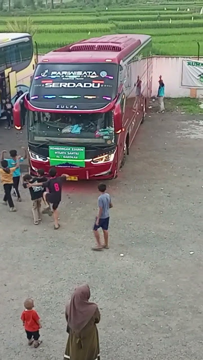 Bus Telolet. anak anak asik joget liat bus telolet. Bang telolet bang