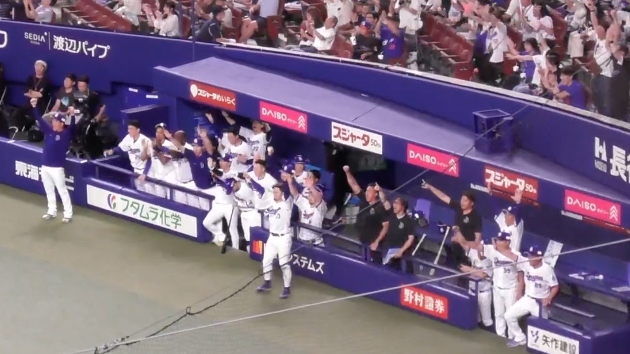 8月10日横浜ベイスターズ対中日一塁側三塁側ベンチ上最前列可能ペアチケット 代打ボスラー同点タイムリーの瞬間のドラゴンズベンチ 先発の柳裕也は