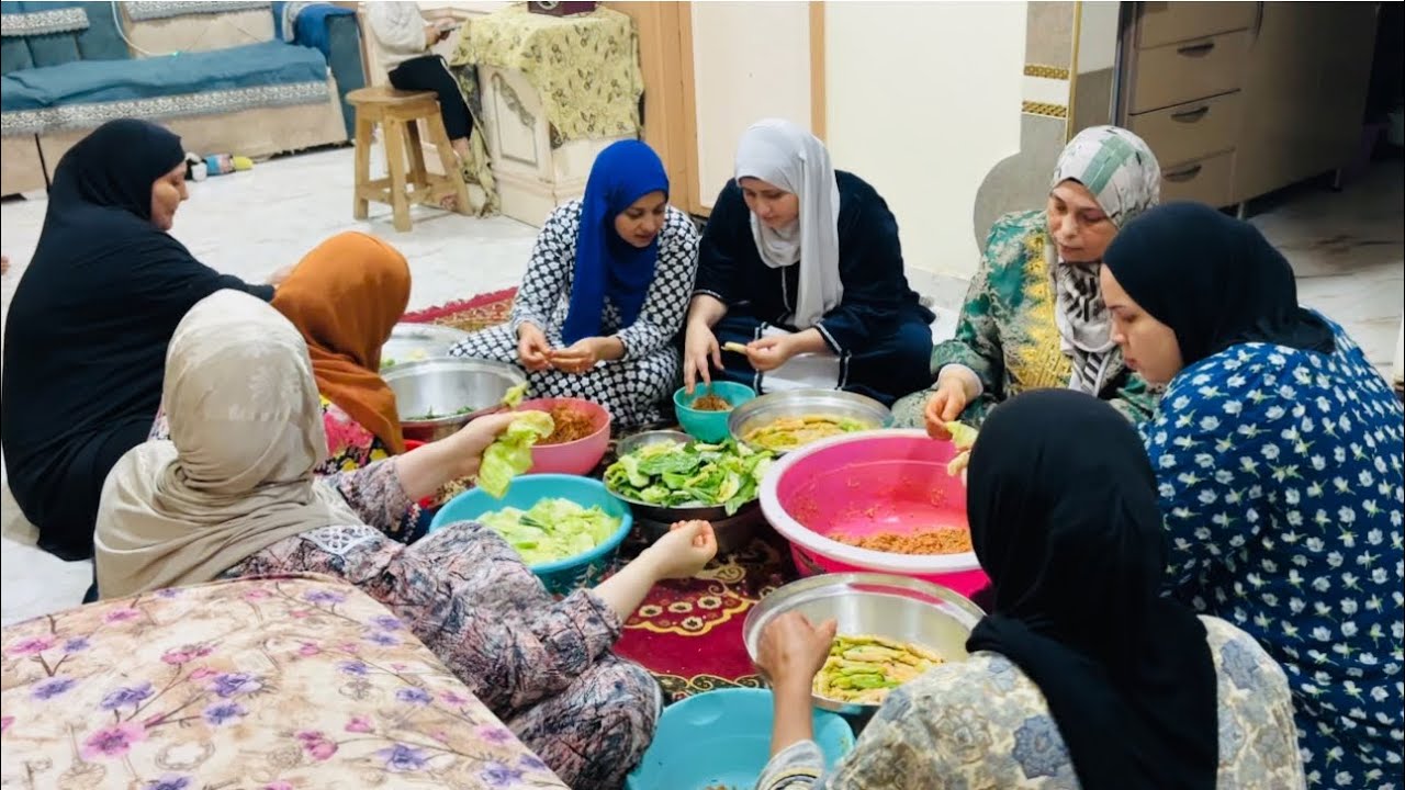 اتجمعت الحبايب فى بيت 🏡العيله كلها فرحه 💃وتجهيزات عزومه الخطوبه وضحكه من القلب يارب ديمها علينا 💃