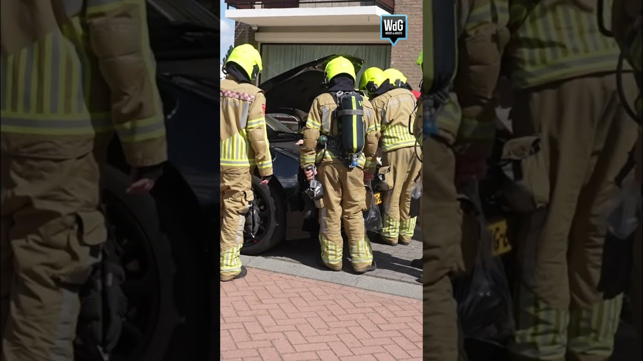 Brandweer demonteert rokende accu uit auto