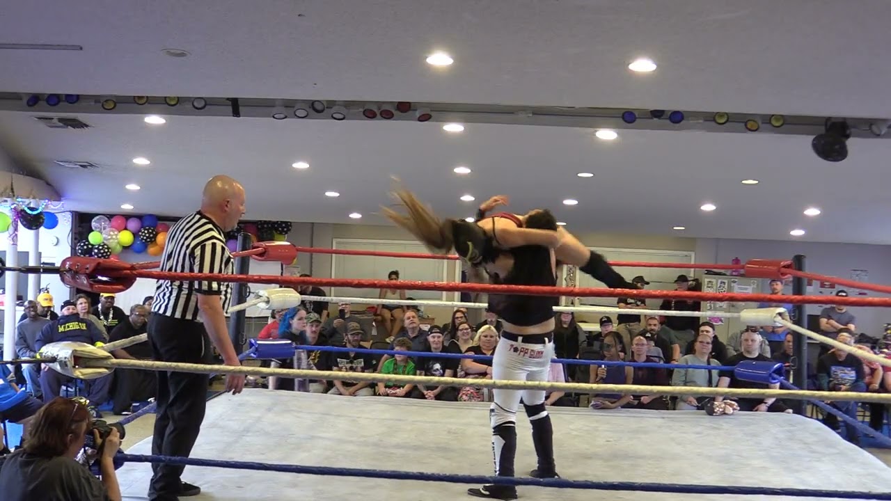 Maxximillian VS Stella Buho