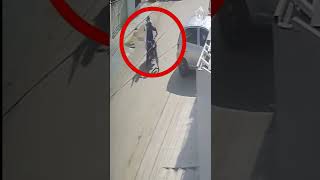 Snatching Failed | PECHS Block-2 | CCTV footage | Karachi street crimes | Aaj News #shorts