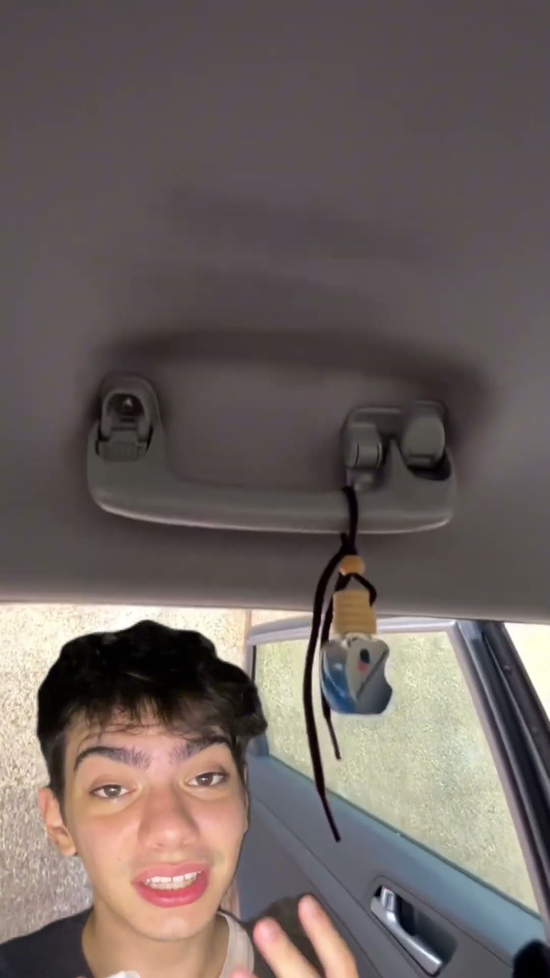 O puxador do carro tem uma chavinha pra travar! ?? Descobriu isso agora ou já sabia?
