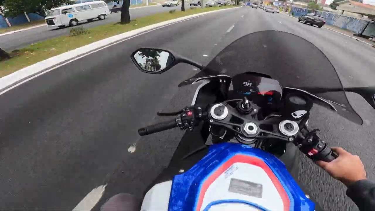 FUI NA CONCESSIONÁRIA BMW LIBERAR A S1000RR