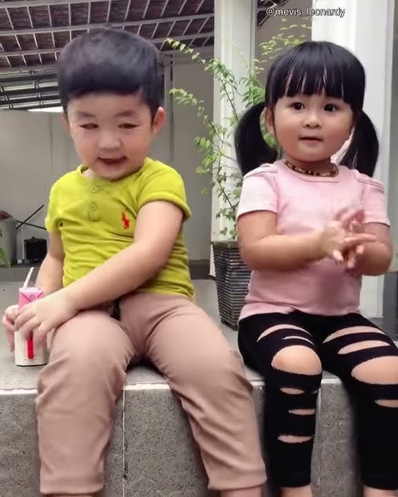 Anak kecil romantis