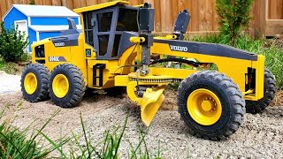Grading A Road With An RC Motor Grader In 1:16 Scale