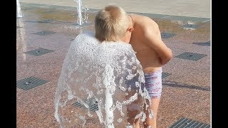 Дети в фонтане.