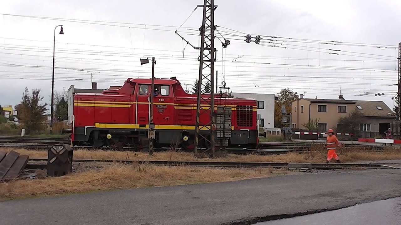 Uzavřený železniční přejezd Nymburk hl.n. [P3596] - 12.10.2013 / Czech railroad crossing