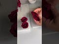 أعشق عمل ورود عجينة السكر رغم إنها تاخد وقت و مجهود و تنشيف وووو بس النتيجة النهائية تستاهل التعب