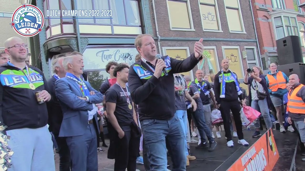 Head coach Doug Spradley, speech voor de ZZ-fans bij het stadhuis.