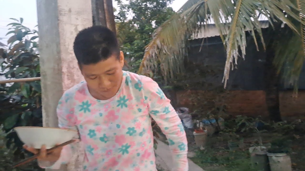 HÔM NAY TRỞ  CHỨNG RA ĐƯỜNG ĂN CƠM 