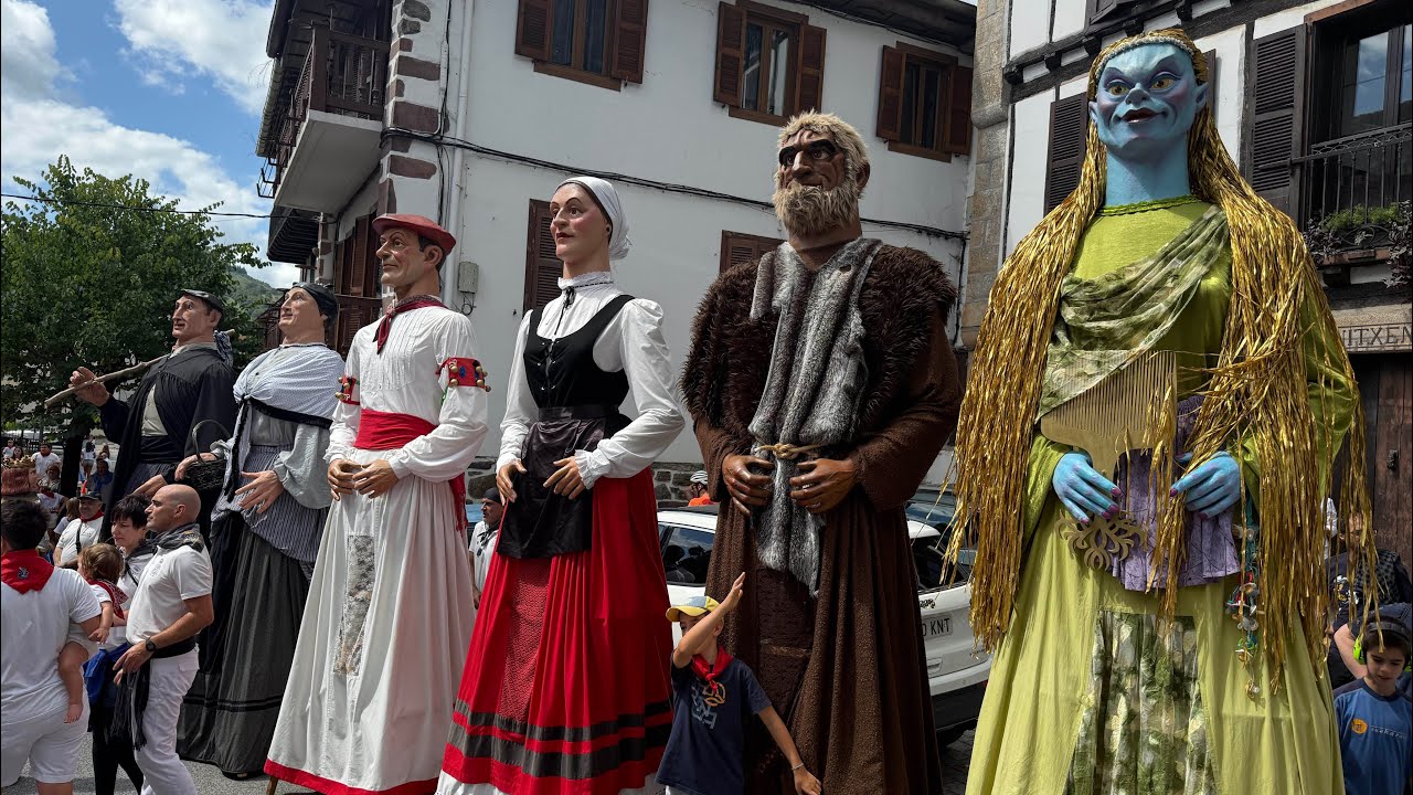 Berako erraldoiak herriko besten hasieran/gigantes de Bera en el principio de fiestas del pueblo