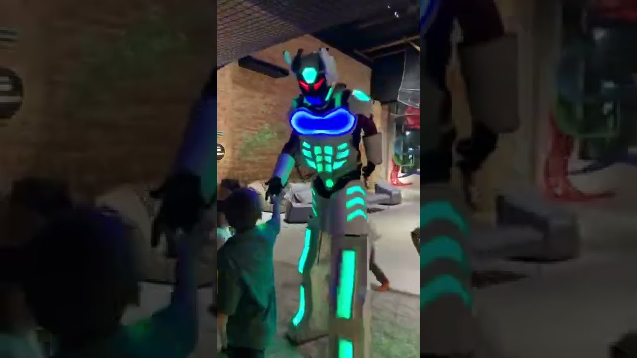 Robô de led faz um show na sua festa 🎈