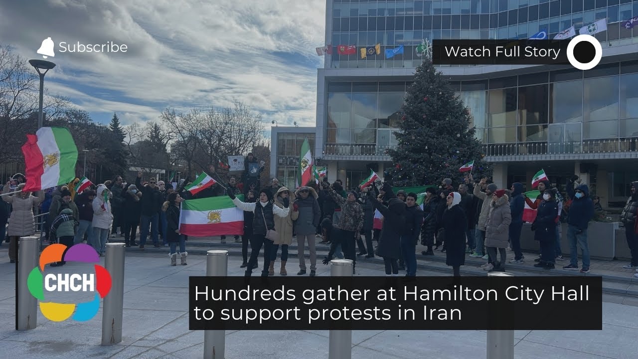 Сотни людей собрались у здания мэрии Гамильтона, чтобы поддержать протесты в Иране.