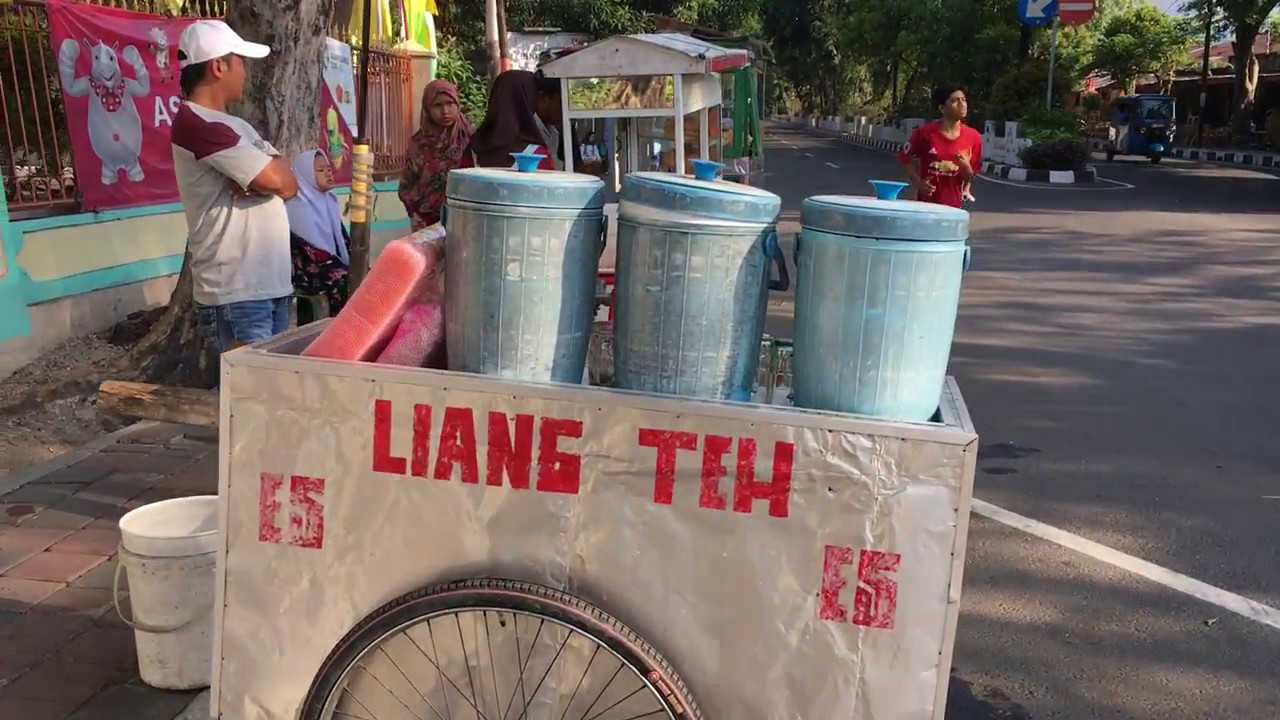 JUALAN LIANG TEH DI DEPAN TEMPAT LATIHAN ATLIT ASIAN GAMES 