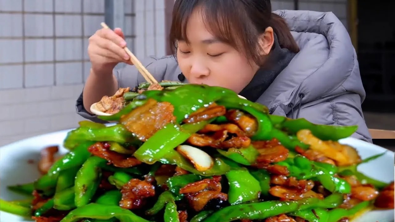 秋妹買塊三線肉，弄了個小炒肉蓋飯，好吃得盤子都舔的干乾淨淨【颜美食】