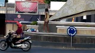 Lagi syantik.Orang gila joget di keramaian kota