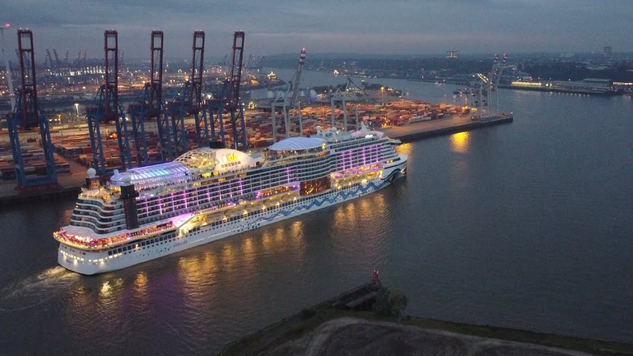 Auslaufen der Aida Prima mit Horn in Hamburg am 30.10.21