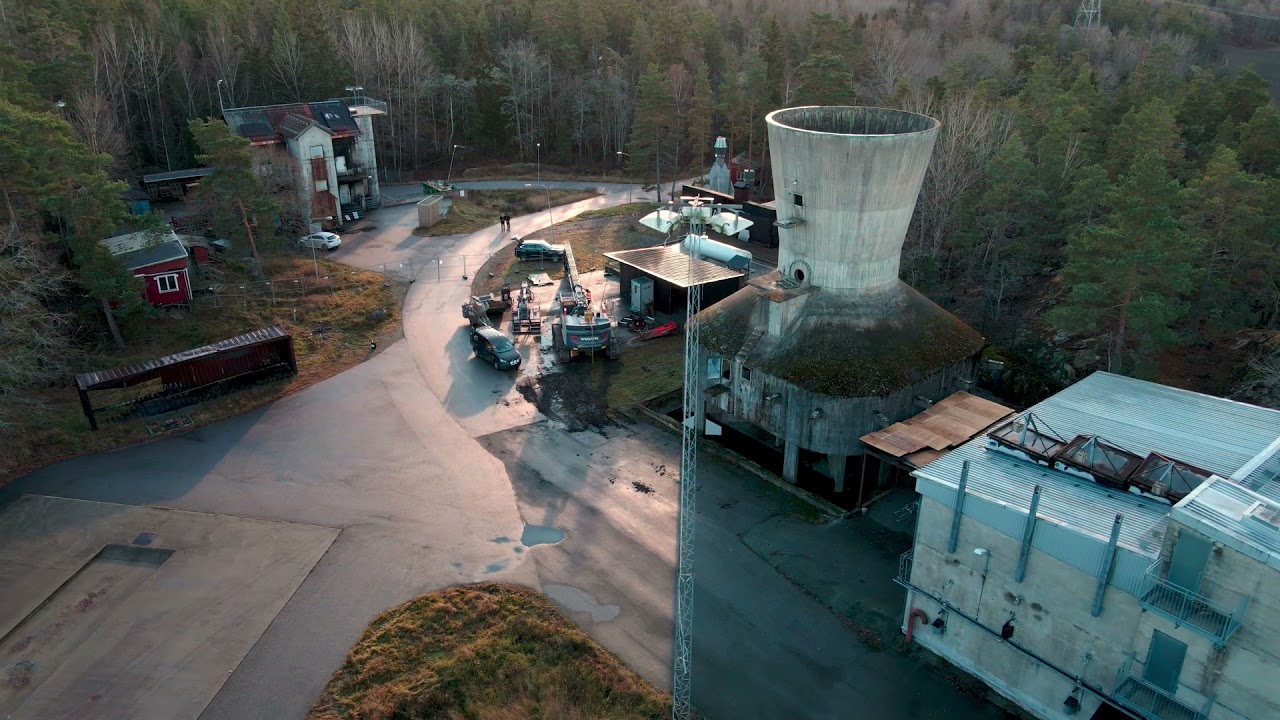 Volvo EC480E HR river Sveriges första kärnkraftverk i Ågesta