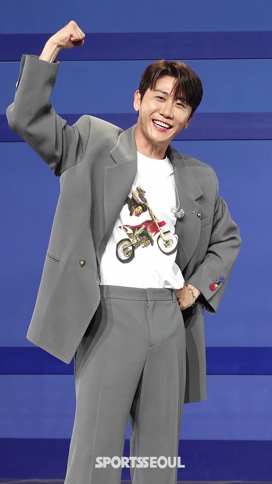 포즈 취하다 현타 온 영탁 '슈퍼슈퍼해'
