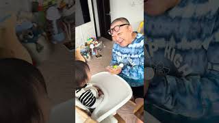 手を拭きながらオリジナルソング歌ってました