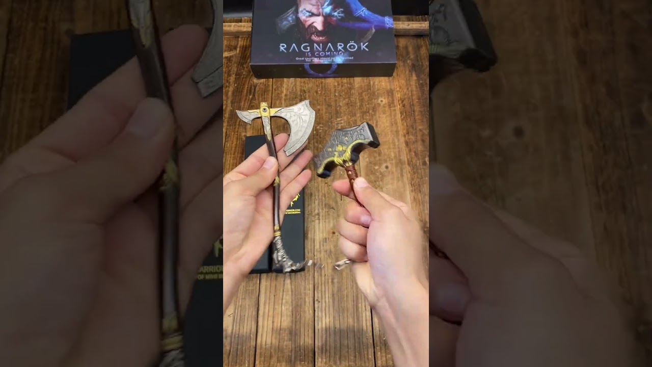 Распаковка мини-оружия God of War 