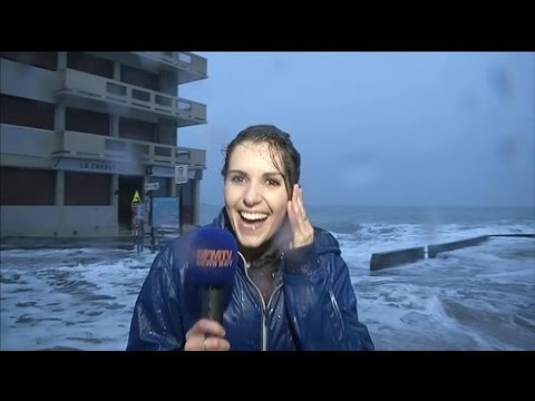 Saint Malo Fanny Agostini arrose par une vague en plein direct