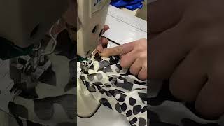The process of sewing the edges of the leopard-print scarf together📞WhatsApp/WeChat:+8613819405285