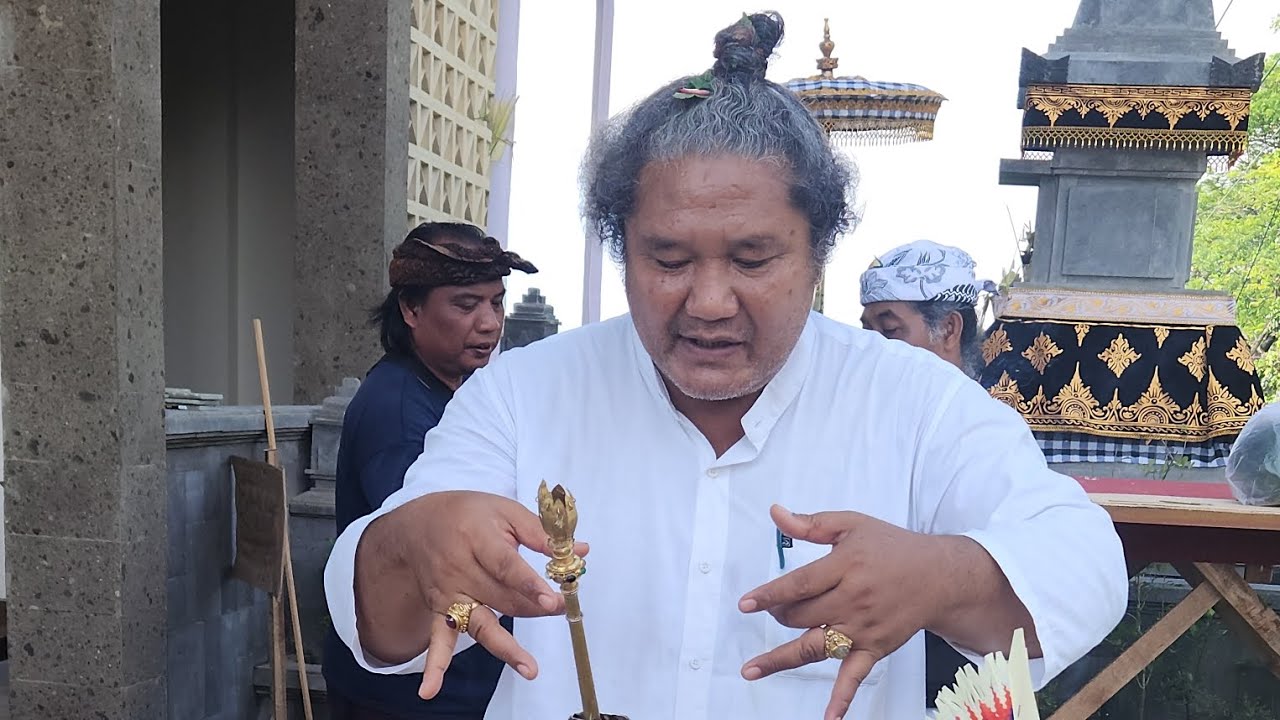 NGAWIT NYANGGRA KARYA RSI GANA & PEMLASPAS  DI  JERO JAWI LEBIH. KAPUPUT IDA PEDANDA GDE MADE TELAGA