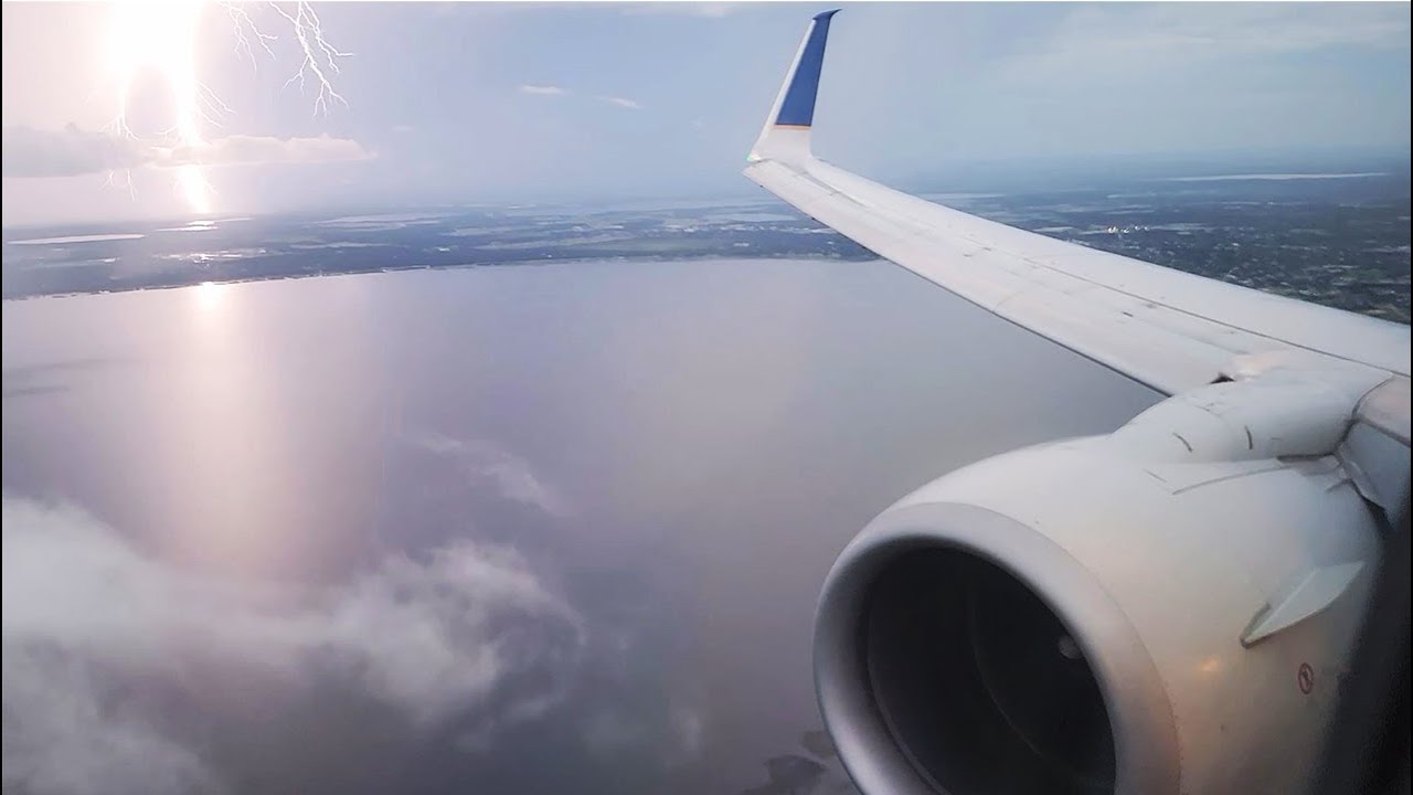 [LIGHTNING] United Airlines Boeing 737-924ER STORMY Approach & Landing Orlando