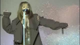 Download lagu Rihanna - Kiss It Better - live V Festival 2016