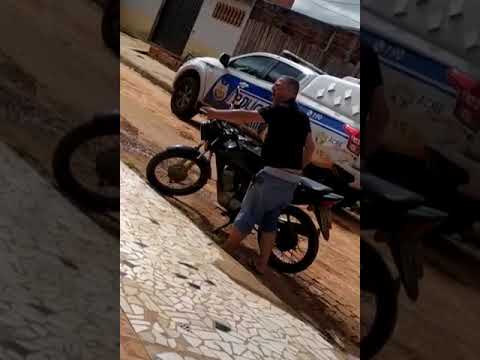 Homem destrói a própria moto ao ser apreendida por policiais militares no Acre