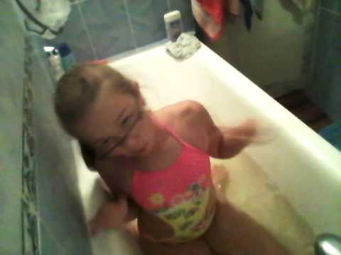 Скрытое видео мам домашнее. Дочка купается в ванной. Сестра купается. Сестренка в ванной. Дочка купается в ванне.