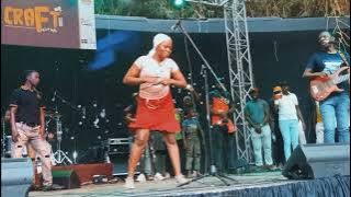 Watch Madzimai Ekumasowe Showing Off Borrowdale Dancing Moves At Alick Macheso's Live Performance 😅🔥