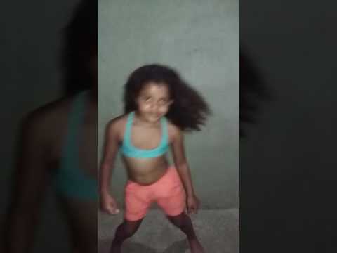 Beatriz dançando funk