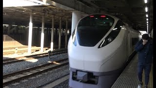 朝の日暮里駅前を通過する上野東京ライン常磐線下り特急E657系と東北本線E231系