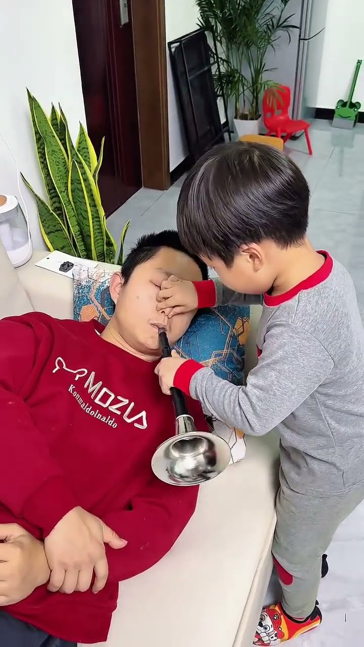 看爸爸多厉害，睡着了还会吹喇叭！#Cute baby#Cute#呆萌小米宝#聪明宝宝#萌娃