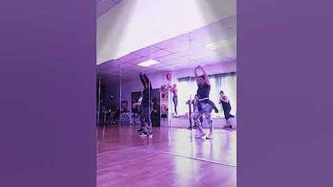 7rings-Ariana Grande-ft Maria Paniagua