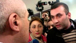 «Կուտակայինի» համաժողովից քաղաքացուն դուրս բերեցին բռնի ուժով 