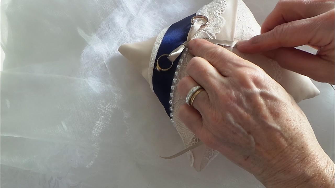 Comment Faire Un Coussin D'alliance Video Comment placer les alliances sur le coussin - YouTube