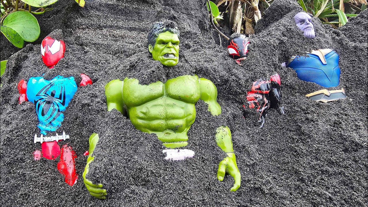 Avengers Action Figure Buried In The Sand #27 Marvel's Spider-man, Hulk, Captain America, Venom