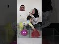 カラフルな風船をすべて割ると反応します。