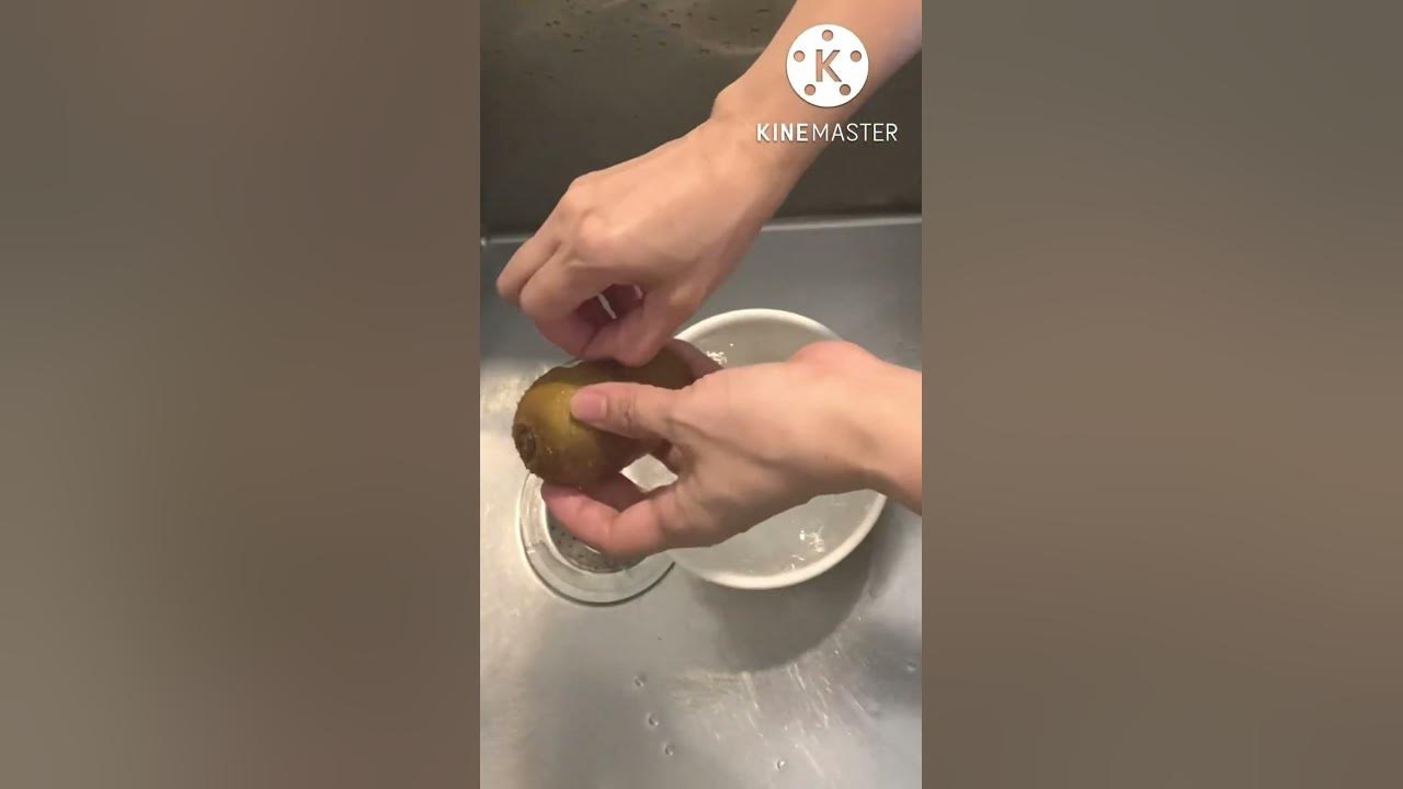 How to wash kiwi fruit.#healthy #howto #satisfyingvideo #shorts