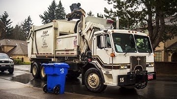 Peterbilt 310 - Heil Formula 7000 Curve Shell Garbage Truck