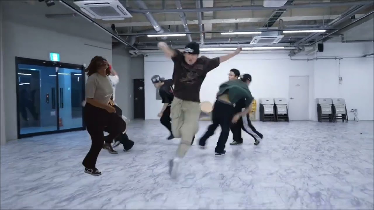 𝘾𝙇𝙊𝙎𝙀 𝙔𝙊𝙐𝙍 𝙀𝙔𝙀𝙎 & 𝙄𝙈𝘼𝙉𝘽𝙀𝙆 - '𝙎𝙊𝘽' 𝙒𝙚𝘿𝙚𝙢𝘽𝙤𝙮𝙯 𝙘𝙝𝙤𝙧𝙚𝙤