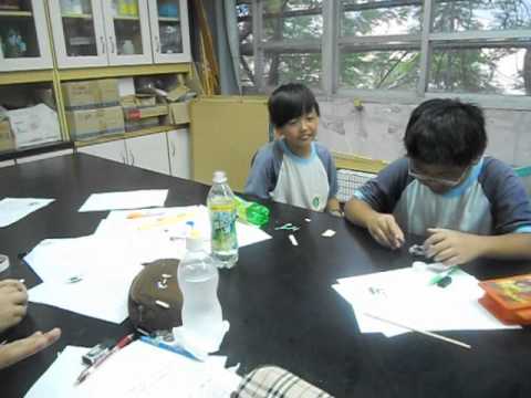 1 學生進行磁轉玩偶操作