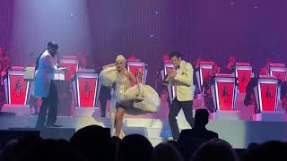 Lady Gaga - Mambo Italiano - Jazz and Piano Las Vegas 10/14/21 Resimi