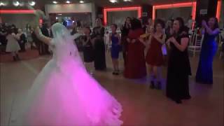 Düğünde Gelinden Müthiş Çiçek Atma